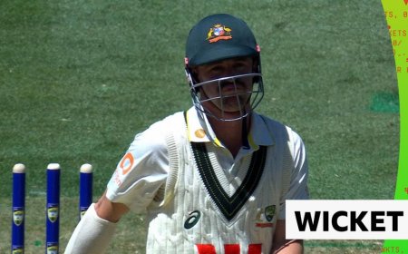 'Big wicket!' - Carse bowls Head for 46