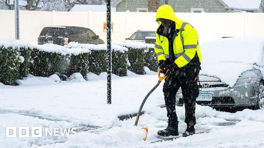 Thousands of US flights disrupted as winter storm looms