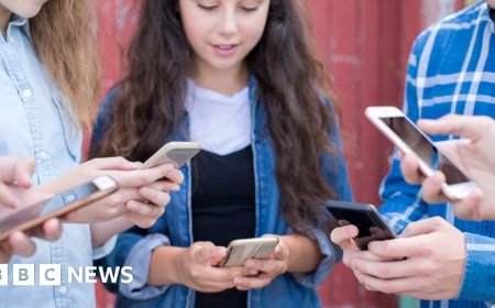 Starmer does not rule out backing social media ban for under-16s