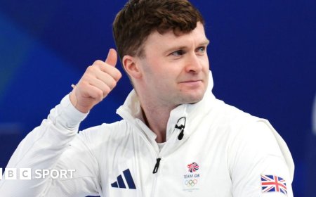 GB men into curling semis but women squeezed out in nailbiting finish