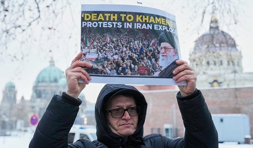 Delightful 180 - Mosque Holding #Sadz 'Khamenei Iz Dead' Service Has Loud, Angry Iranians Outside