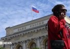 Russians turn to cash, putting more strain on slowing wartime economy