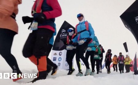 Marathon runners compete on drifting sea ice at North Pole