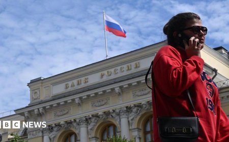 Russians turn to cash, putting more strain on slowing wartime economy