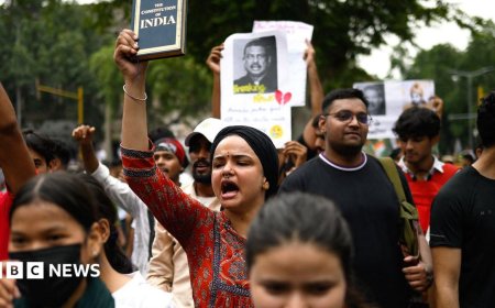 Police block thousands of 'cockroach' protesters marching on India's parliament