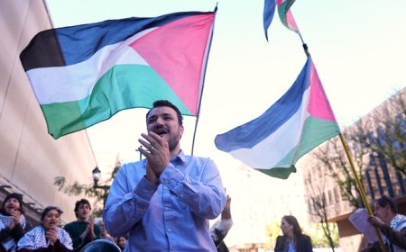 New Yorker Gives Mahmoud Khalil the Rolling Stone Tongue Bath